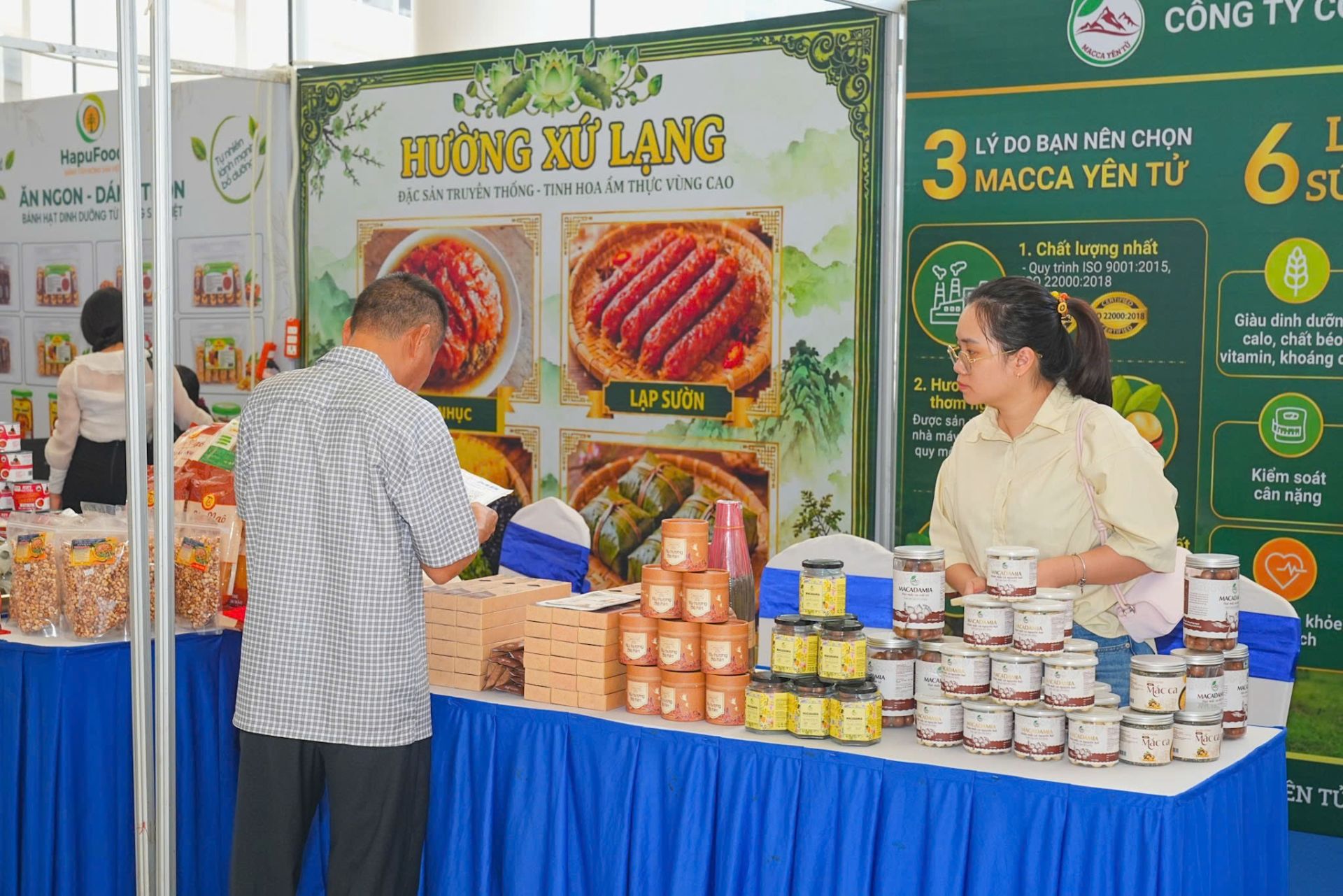 C&aacute;c sản phẩm OCOP, sản phẩm c&ocirc;ng nghiệp n&ocirc;ng th&ocirc;n ti&ecirc;u biểu v&agrave; đặc sản v&ugrave;ng miền được giới thiệu tại Hội chợ.