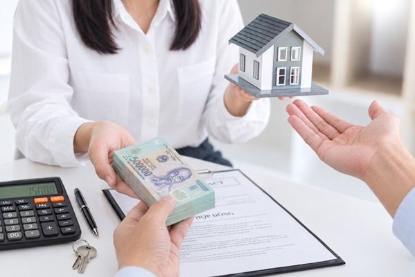 Trong chuỗi giao dịch, người mua c&aacute; nh&acirc;n đứng ở vị tr&iacute; bất lợi nhất về th&ocirc;ng tin.