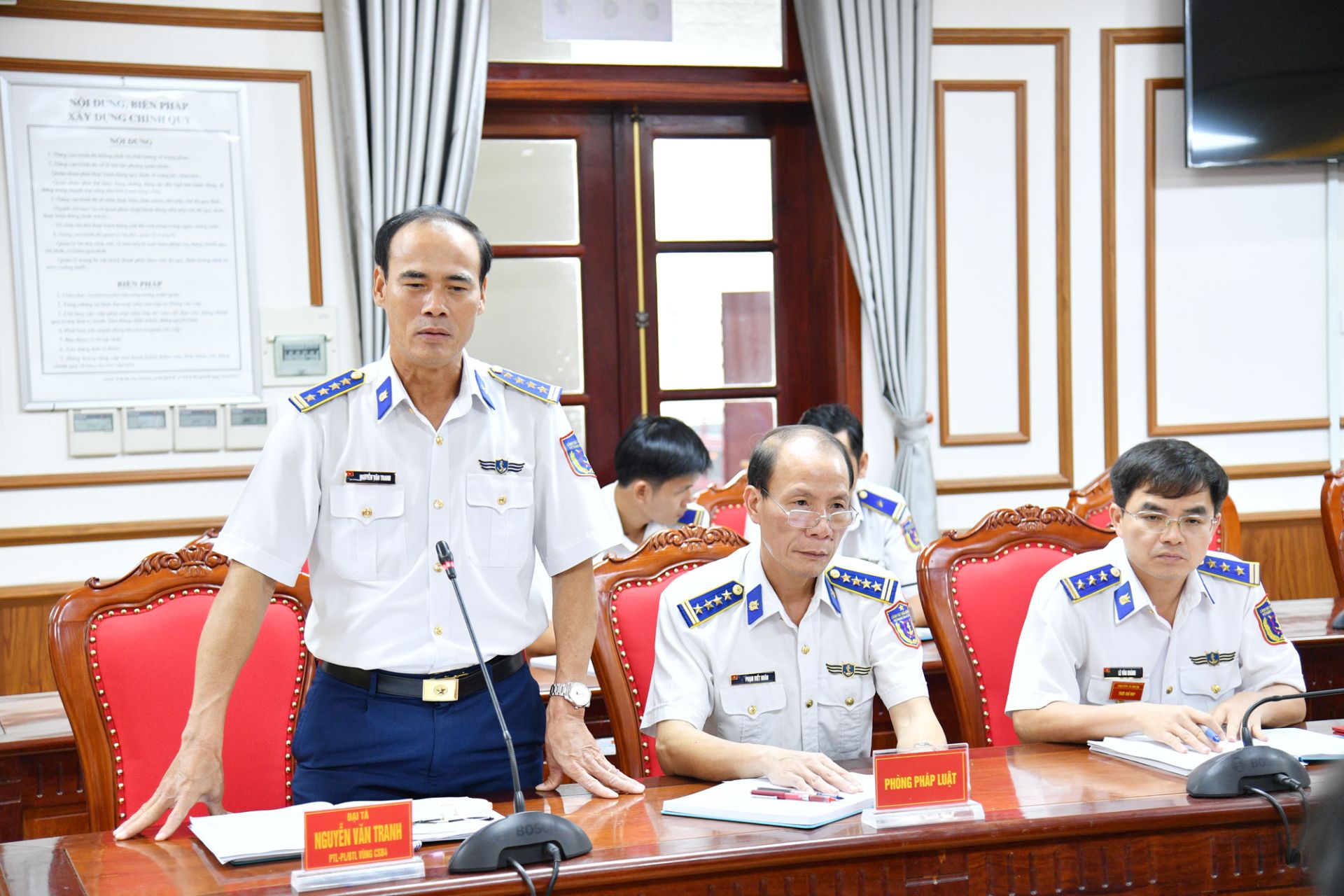 Đại t&aacute; Nguyễn Văn Tranh - Ph&oacute; Tư lệnh Ph&aacute;p luật Bộ Tư lệnh V&ugrave;ng Cảnh s&aacute;t biển 4 ph&aacute;t biểu tại hội nghị.