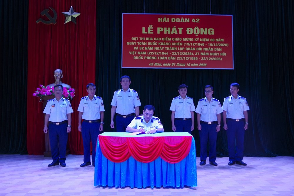 Thượng t&aacute; Trịnh Minh Hiển, B&iacute; thư Đảng ủy, Ch&iacute;nh ủy Hải đo&agrave;n 42 chứng kiến lễ k&yacute; kết thi đua