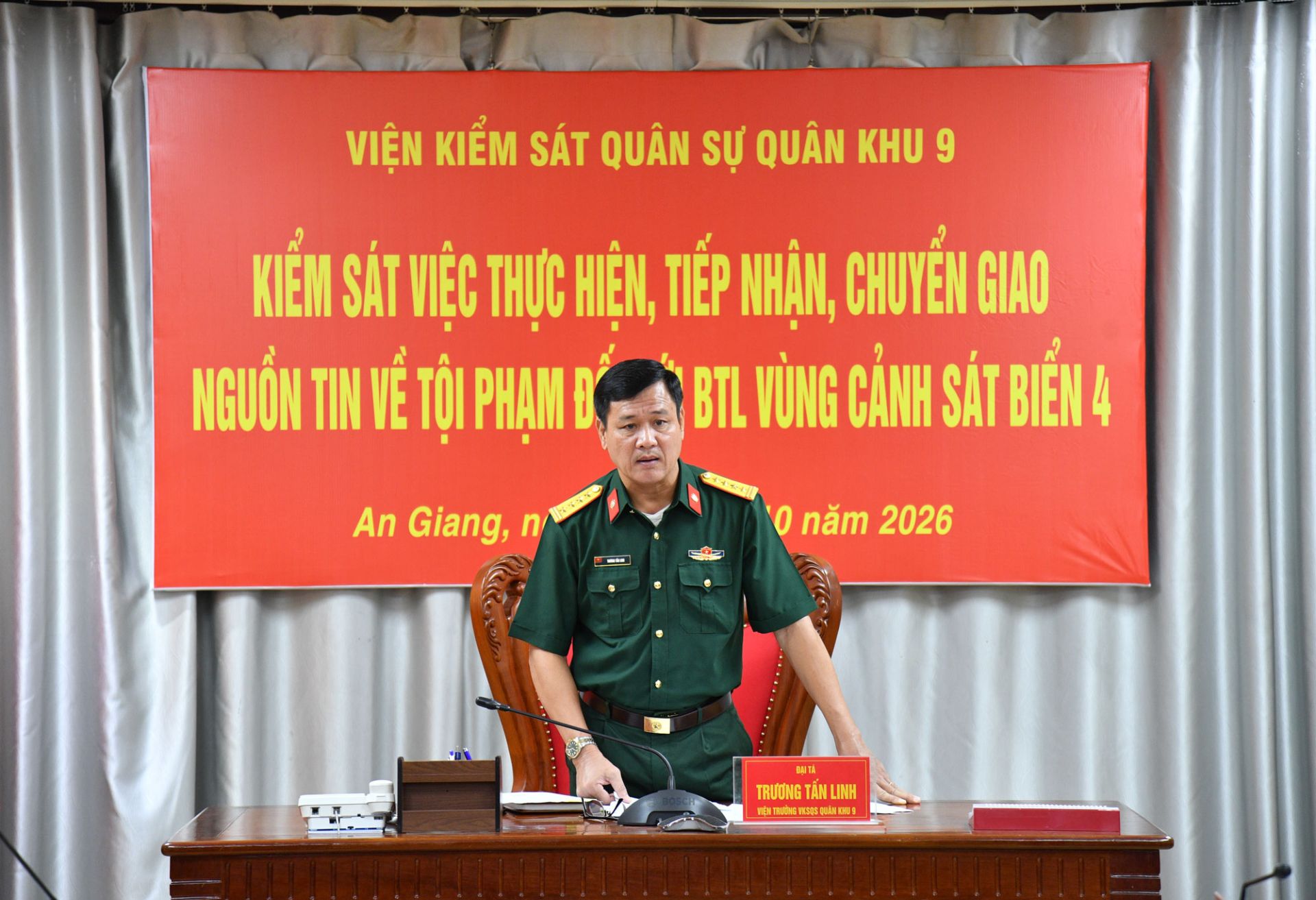 Đại t&aacute; Nguyễn Văn Tranh - Ph&oacute; Tư lệnh Ph&aacute;p luật Bộ Tư lệnh V&ugrave;ng Cảnh s&aacute;t biển 4 ph&aacute;t biểu tại hội nghị.