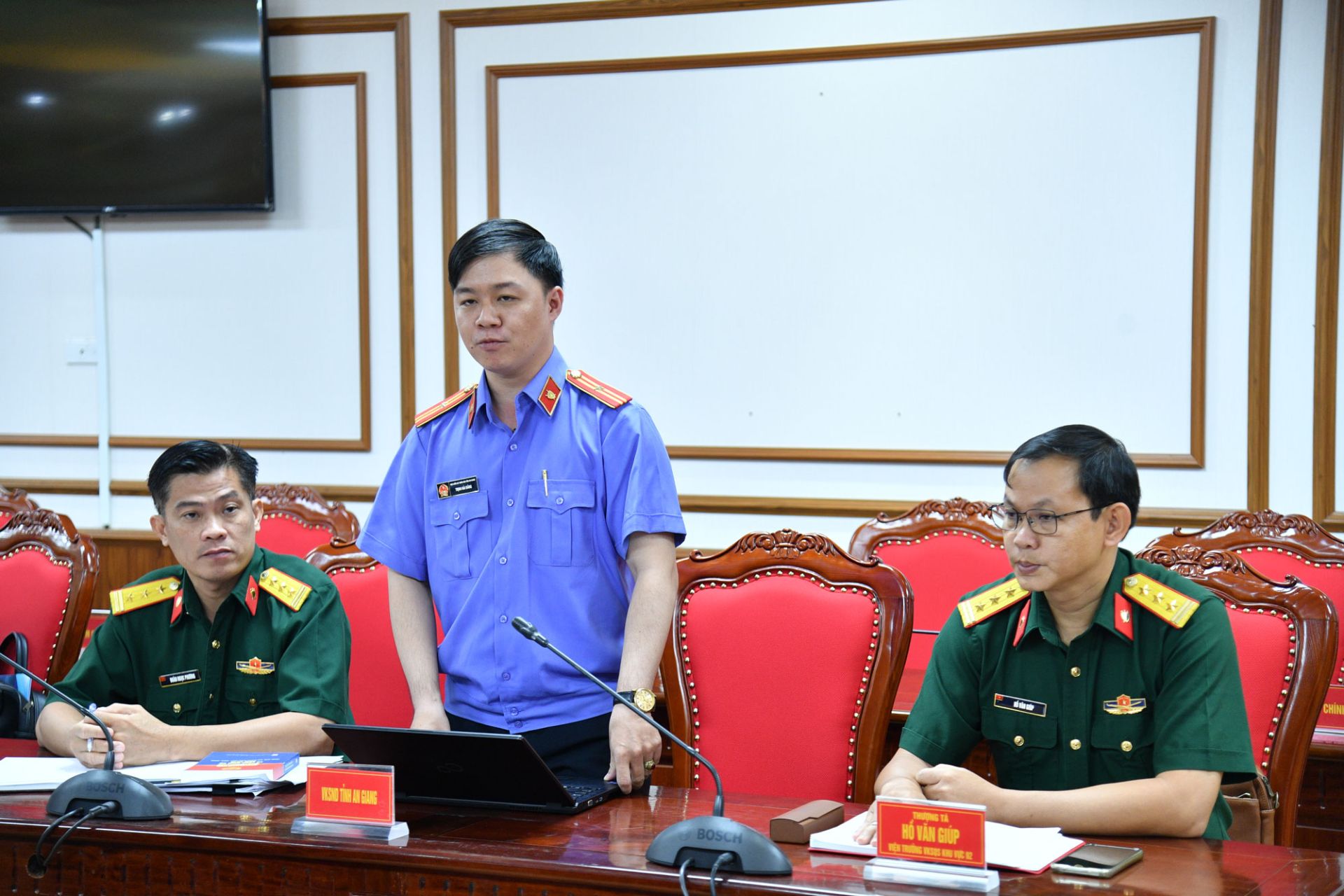 Đại diện Viện kiểm s&aacute;t nh&acirc;n d&acirc;n tỉnh An Giang ph&aacute;t biểu tại hội nghị.