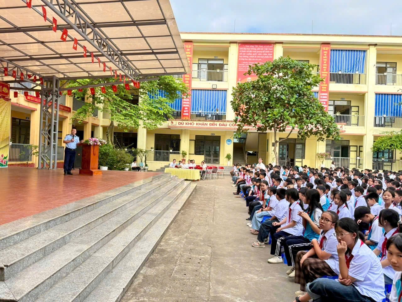 B&aacute;o c&aacute;o vi&ecirc;n l&agrave; c&ocirc;ng chức QLTT tuy&ecirc;n truyền, phổ biến
