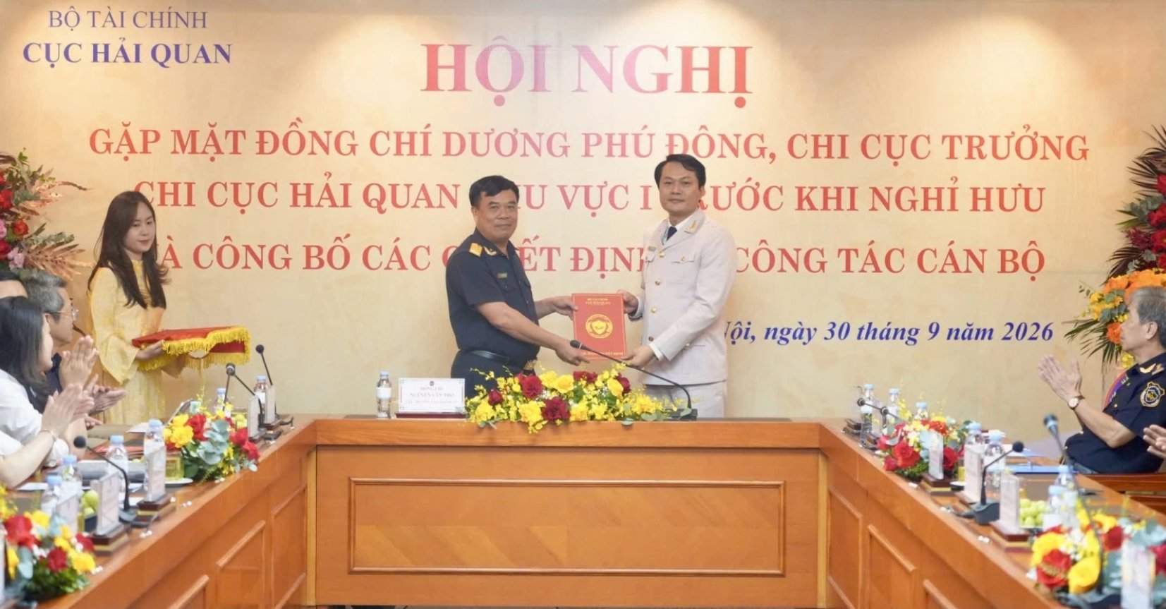 &Ocirc;ng Nguyễn Văn Thọ Cục trưởng Cục Hải quan trao quyết định bổ nhiệm &ocirc;ng Đỗ Ho&agrave;ng Anh Khoa giữ chức Chi cục trưởng Chi cục Hải quan khu vực I