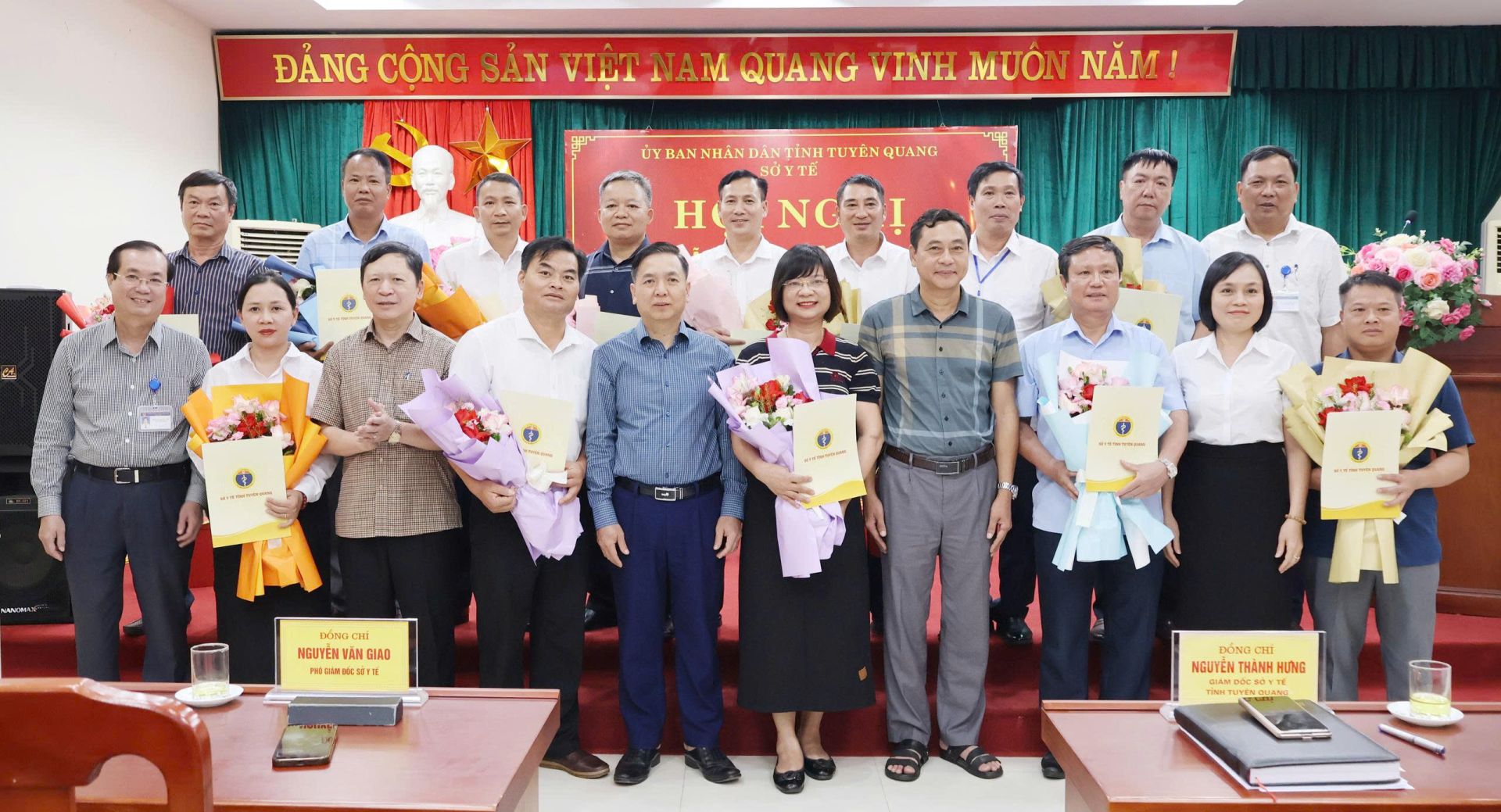 Đại diện Sở Y tế tỉnh Tuyên Quang chụp ảnh lưu niệm cùng các cán bộ nhận Quyết định điều chuyển công tác tại hội nghị. Ảnh: soyte.tuyenquang.gov.vn Đại diện Sở Y tế tỉnh Tuyên Quang chụp ảnh lưu niệm cùng các cán bộ nhận Quyết định điều chuyển công tác tại hội nghị. Ảnh: soyte.tuyenquang.gov.vn