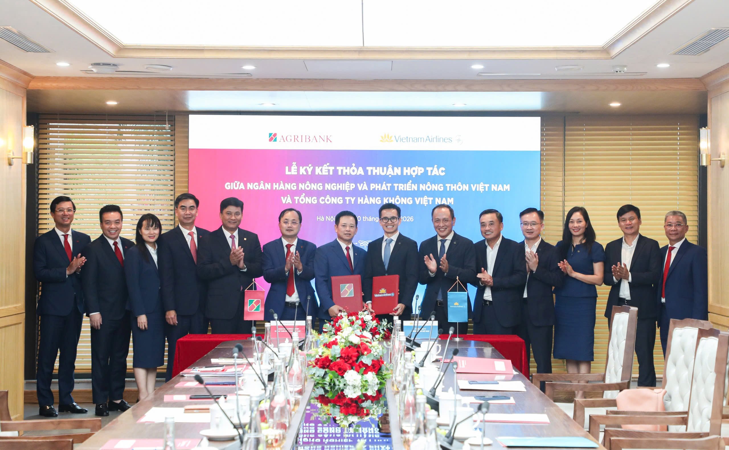 Lãnh đạo Agribank và Vietnam Airlines chúc mừng Thỏa thuận hợp tác được ký kết Lãnh đạo Agribank và Vietnam Airlines chúc mừng Thỏa thuận hợp tác được ký kết