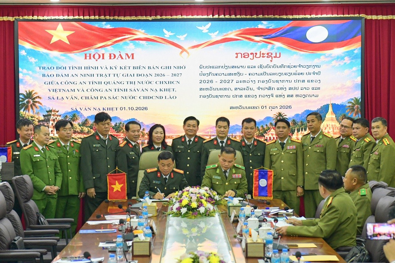 L&atilde;nh đạo C&ocirc;ng an tỉnh Quảng Trị v&agrave; C&ocirc;ng an tỉnh Champasak k&yacute; kết, trao đổi bi&ecirc;n bản ghi nhớ bảo đảm an ninh, trật tự giai đoạn 2026 - 2027