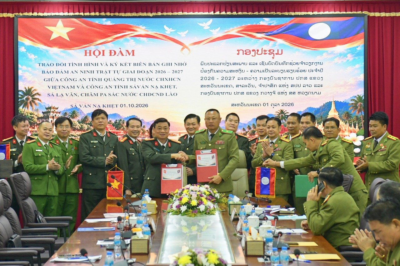 L&atilde;nh đạo C&ocirc;ng an tỉnh Quảng Trị v&agrave; C&ocirc;ng an tỉnh Salavan k&yacute; kết, trao đổi bi&ecirc;n bản ghi nhớ bảo đảm an ninh, trật tự giai đoạn 2026 - 2027