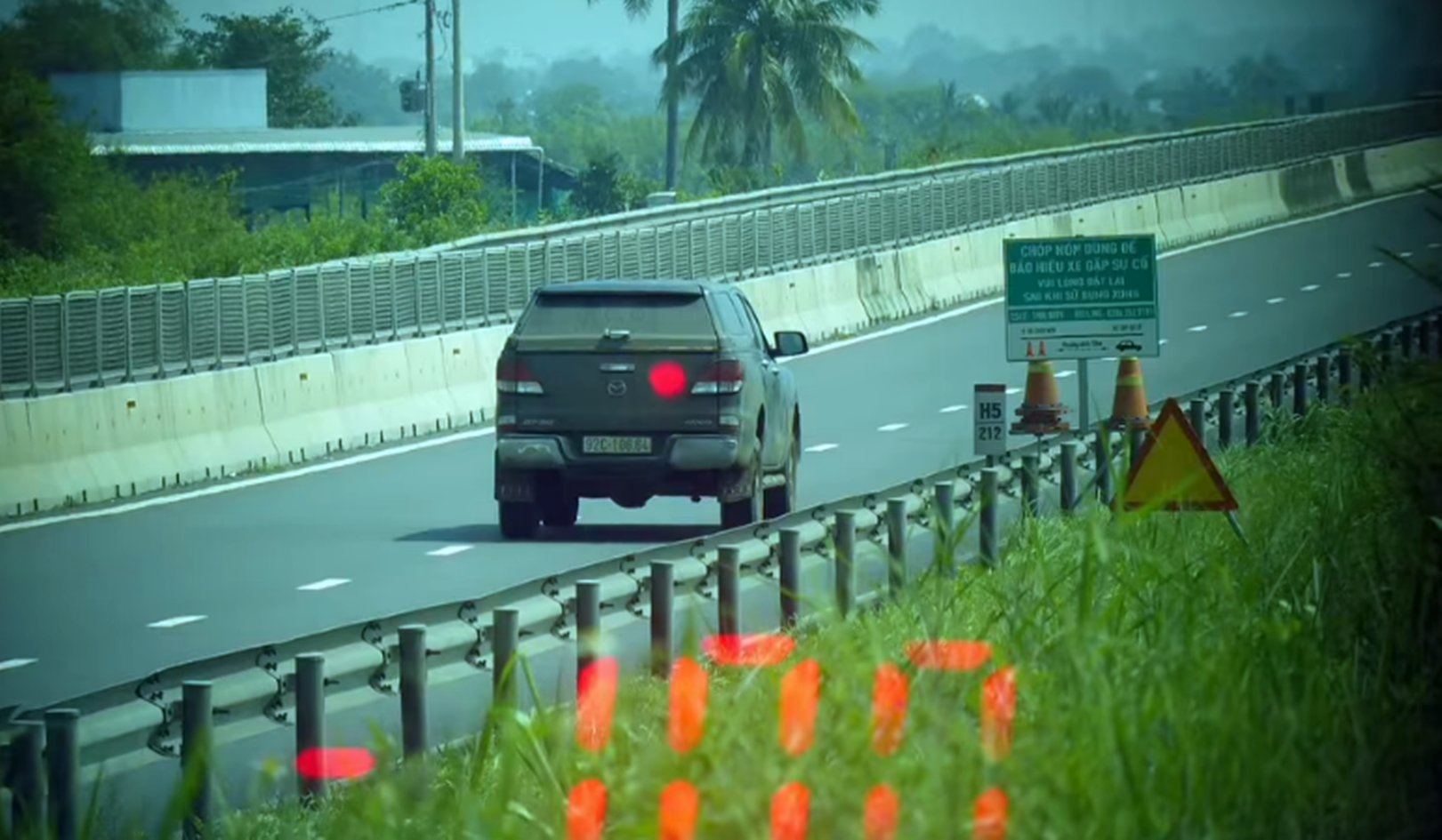 Xe &ocirc; t&ocirc; chạy với tốc độ 100km/h trong khi tốc độ cho ph&eacute;p chỉ 90km/h.