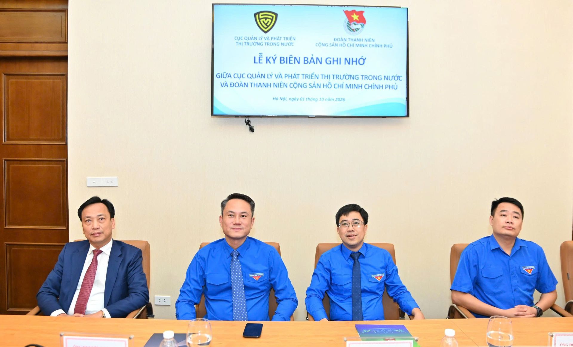 &Ocirc;ng Lại Xu&acirc;n L&acirc;m, Ph&oacute; B&iacute; thư Đảng ủy Ch&iacute;nh phủ; &ocirc;ng Nguyễn Kim Quy (tr&aacute;i), B&iacute; thư BCH Trung ương Đo&agrave;n, Chủ tịch Trung ương Hội Li&ecirc;n hiệp Thanh ni&ecirc;n Việt Nam (giữa) tham dự v&agrave; chứng kiến Lễ k&yacute; kết