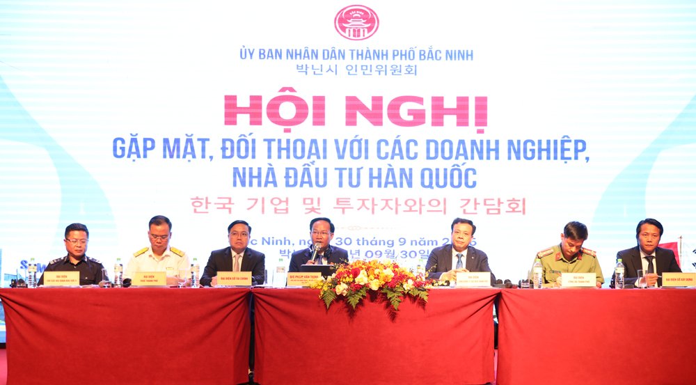 Đồng chí Phạm Văn Thịnh, Phó Ch*ủ tịch UBND thành phố Bắc Ninh (ngồi giữa) chủ trì hội thảo. Đồng chí Phạm Văn Thịnh, Phó Ch*ủ tịch UBND thành phố Bắc Ninh (ngồi giữa) chủ trì hội thảo.