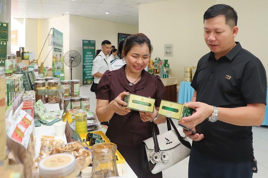 Trong khuôn khổ chương trình, các gian hàng trưng bày, quảng bá sản phẩm các tỉnh khu vực Bắc Trung Bộ thu hút sự chú ý của nhà phân phối và người tiêu dùng Trong khuôn khổ chương trình, các gian hàng trưng bày, quảng bá sản phẩm các tỉnh khu vực Bắc Trung Bộ thu hút sự chú ý của nhà phân phối và người tiêu dùng