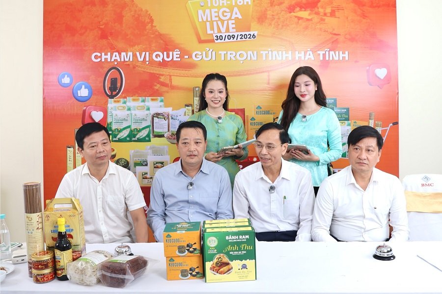 Trong khuôn khổ chương trình, lãnh đạo các Cục Xúc tiến thương mại; lãnh đạo các sở, ngành Hà Tĩnh trực tiếp tham gia livestream quảng bá sản phẩm Hà Tĩnh trên nền tảng thương mại điện tử Trong khuôn khổ chương trình, lãnh đạo các Cục Xúc tiến thương mại; lãnh đạo các sở, ngành Hà Tĩnh trực tiếp tham gia livestream quảng bá sản phẩm Hà Tĩnh trên nền tảng thương mại điện tử