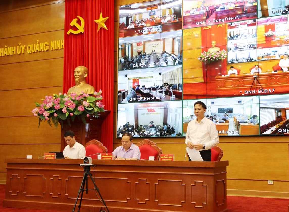 &Ocirc;ng Nguyễn Văn C&ocirc;ng, Ph&oacute; Chủ tịch UBND th&agrave;nh phố Quảng Ninh, Ph&oacute; Ban Chỉ đạo, điều h&agrave;nh thảo luận tại hội nghị