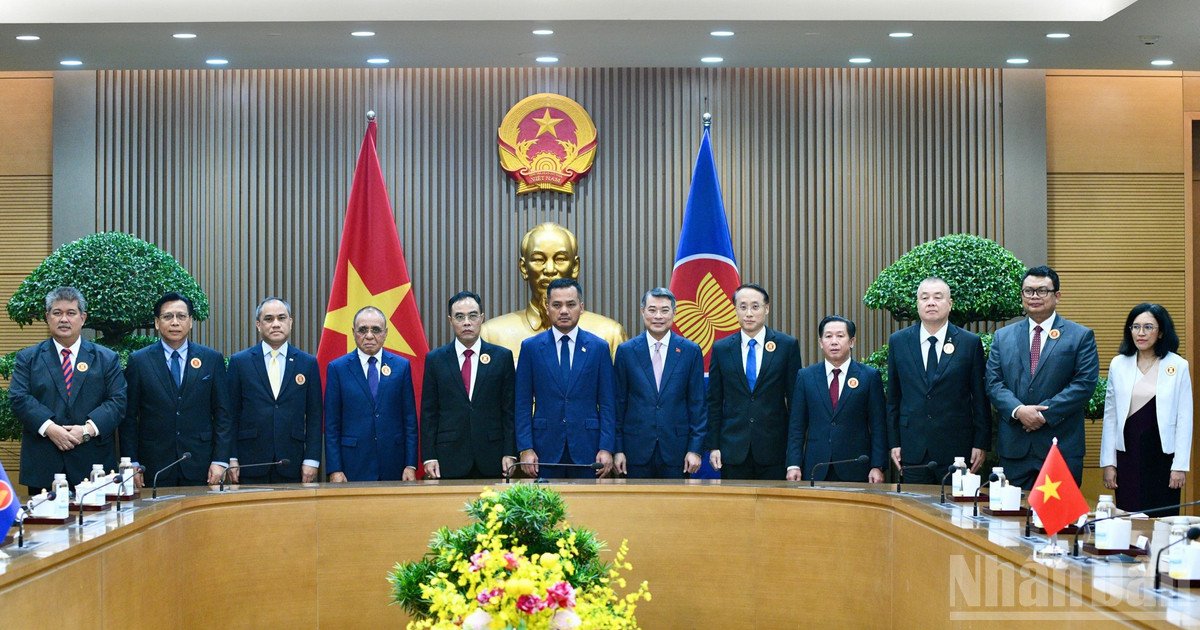 Thủ tướng Chính phủ Lê Minh Hưng, Trưởng đoàn các nước ASEAN và Ban Thư ký ASEAN nhân dịp tham dự Hội nghị lãnh đạo cơ quan thực thi pháp luật các nước ASEAN về hợp tác đấu tranh với tội phạm truy nã. (Ảnh: THANH GIANG) Thủ tướng Chính phủ Lê Minh Hưng, Trưởng đoàn các nước ASEAN và Ban Thư ký ASEAN nhân dịp tham dự Hội nghị lãnh đạo cơ quan thực thi pháp luật các nước ASEAN về hợp tác đấu tranh với tội phạm truy nã. (Ảnh: THANH GIANG)