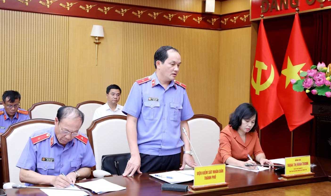 L&atilde;nh đạo Viện Kiểm s&aacute;t nh&acirc;n d&acirc;n th&agrave;nh phố Quảng Ninh b&aacute;o c&aacute;o tại buổi l&agrave;m việc