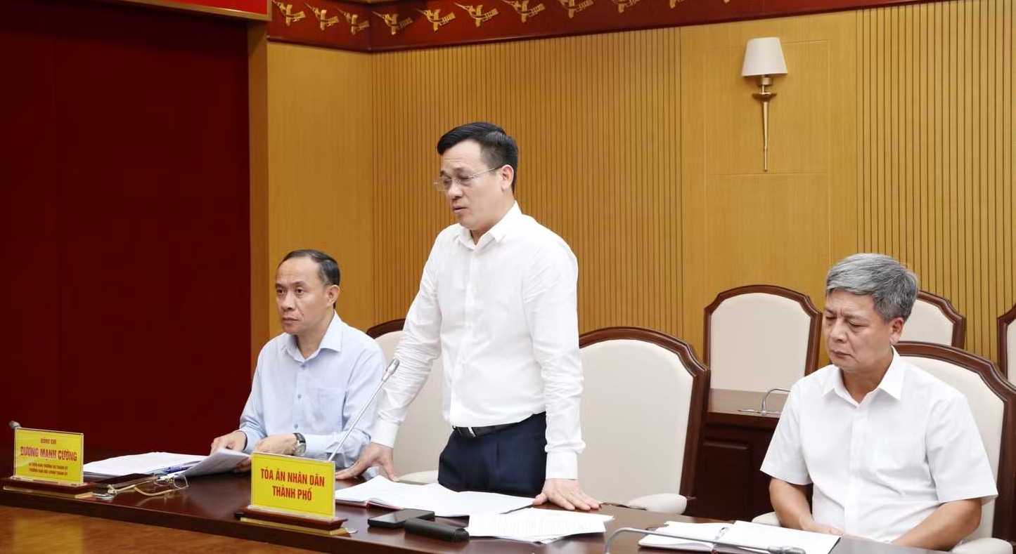 L&atilde;nh đạo T&ograve;a &aacute;n nh&acirc;n d&acirc;n th&agrave;nh phố Quảng Ninh b&aacute;o c&aacute;o tại buổi l&agrave;m việc