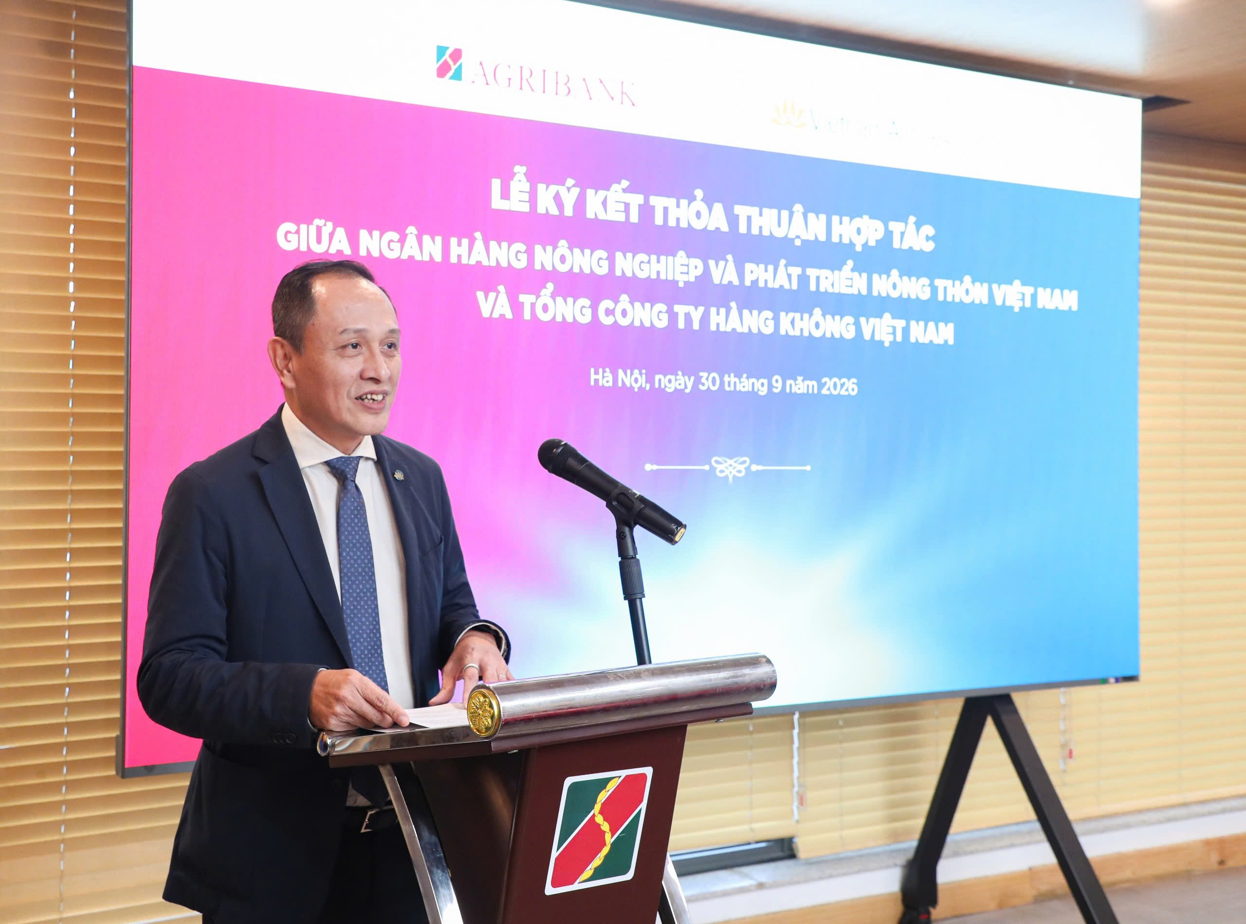 Ông Lê Hồng Hà - Phó Bí thư Đảng ủy, Thành viên Hội đồng quản trị, Tổng Giám đốc Vietnam Airlines phát biểu tại chương trình Ông Lê Hồng Hà - Phó Bí thư Đảng ủy, Thành viên Hội đồng quản trị, Tổng Giám đốc Vietnam Airlines phát biểu tại chương trình