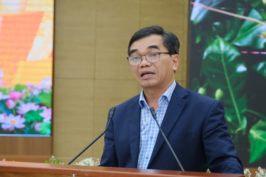 Phó Giám đốc Sở Y tế Đặng Thức Anh Vũ báo cáo tiến độ triển khai khám sức khỏe định kỳ, khám sàng lọc miễn phí cho người dân trên địa bàn tỉnh. Phó Giám đốc Sở Y tế Đặng Thức Anh Vũ báo cáo tiến độ triển khai khám sức khỏe định kỳ, khám sàng lọc miễn phí cho người dân trên địa bàn tỉnh.