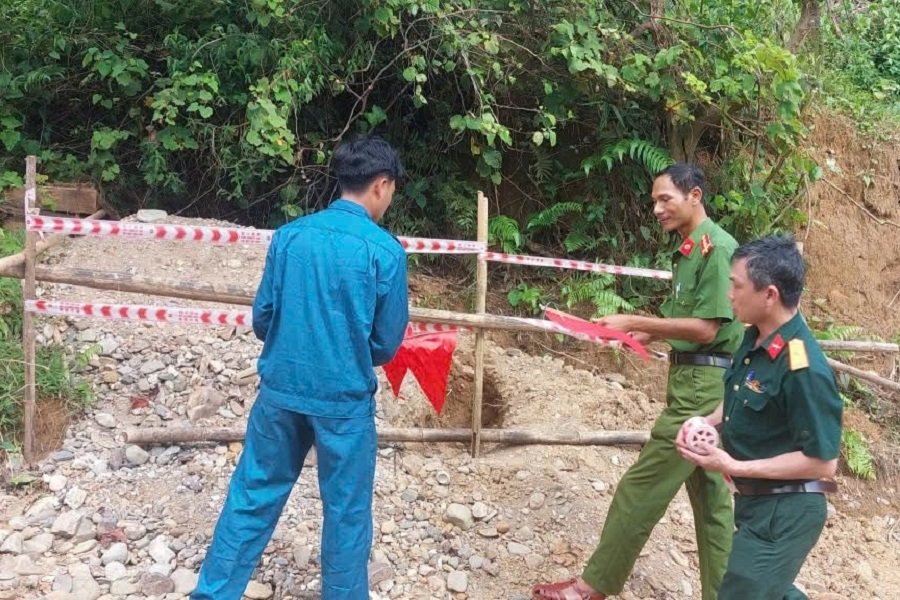 Lực lượng chức năng tổ chức khoanh vùng, dựng rào cảnh báo, bảo vệ khu vực phát hiện quả bom Lực lượng chức năng tổ chức khoanh vùng, dựng rào cảnh báo, bảo vệ khu vực phát hiện quả bom