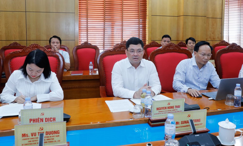 Đồng ch&iacute; Nguyễn Hồng Th&aacute;i, B&iacute; thư Th&agrave;nh ủy Bắc Ninh ph&aacute;t biểu tại buổi l&agrave;m việc.