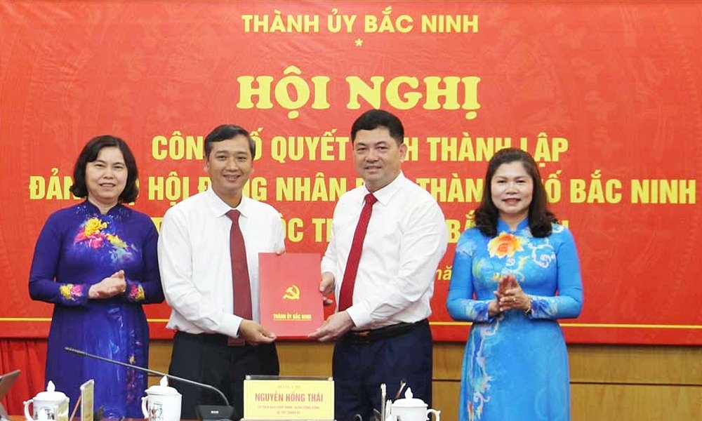 Bí thư Thành ủy Nguyễn Hồng Thái trao quyết định thành lập Đảng bộ HĐND thành phố Bắc Ninh. Bí thư Thành ủy Nguyễn Hồng Thái trao quyết định thành lập Đảng bộ HĐND thành phố Bắc Ninh.