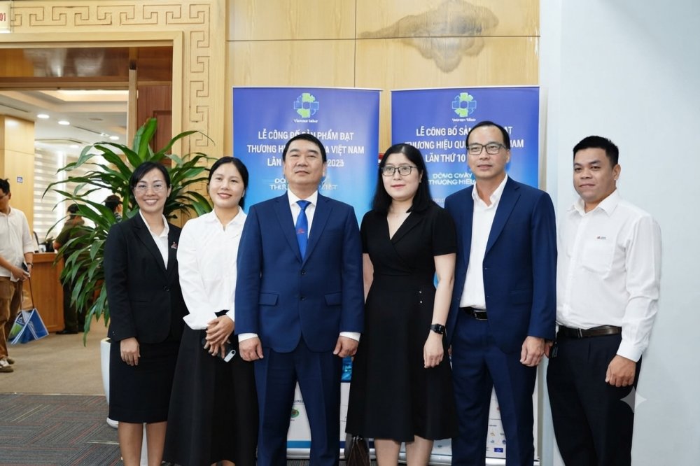 Đại diện của 3 đơn vị trực thuộc Tổng công ty Thép VIệt Nam đạt Thương hiệu Quôc gia 2026 chụp ảnh bên lề diễn ra hội nghị. Ảnh: Huyền My Đại diện của 3 đơn vị trực thuộc Tổng công ty Thép VIệt Nam đạt Thương hiệu Quôc gia 2026 chụp ảnh bên lề diễn ra hội nghị. Ảnh: Huyền My