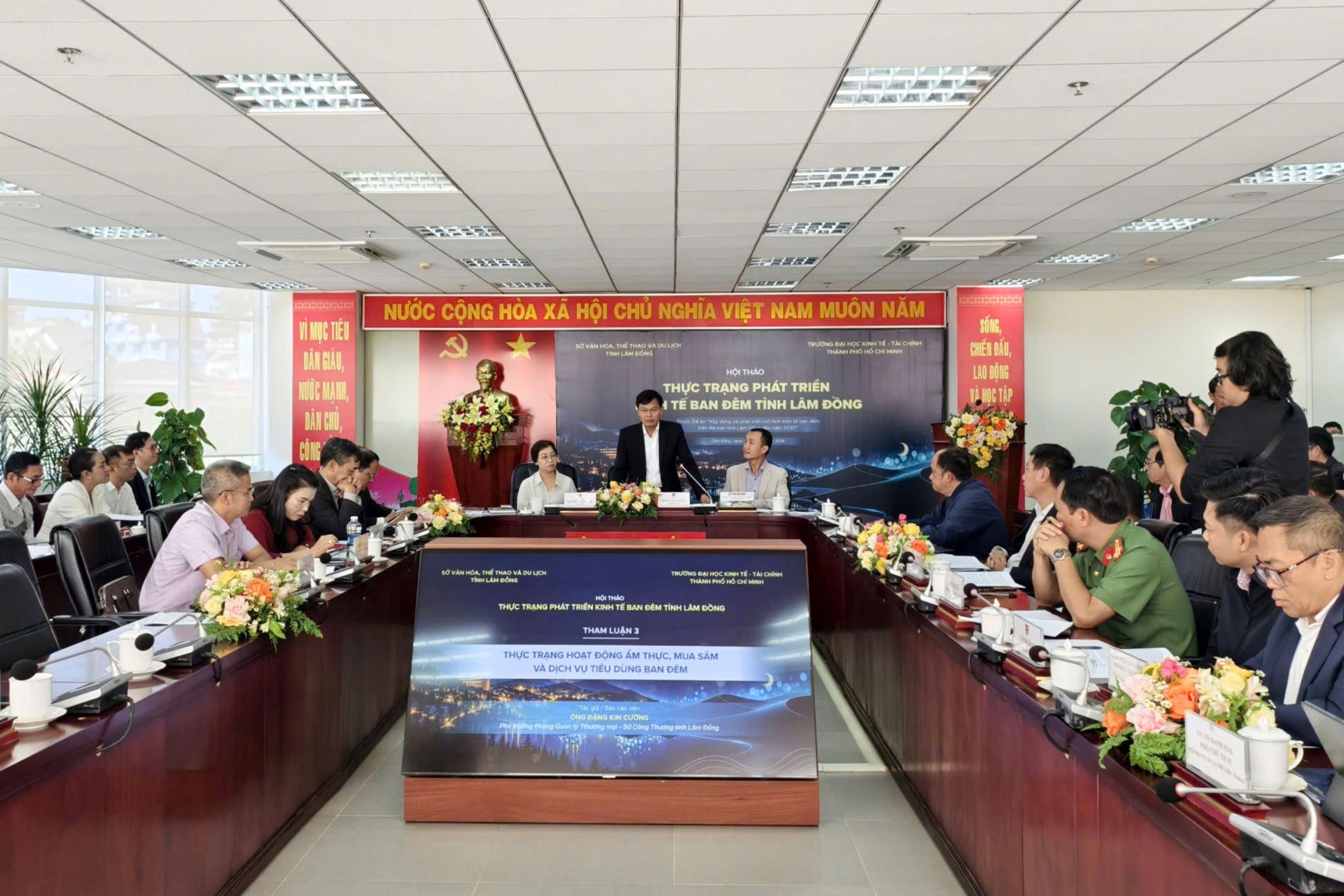 To&agrave;n cảnh hội thảo &ldquo;Ph&aacute;t triển kinh tế ban đ&ecirc;m tỉnh L&acirc;m Đồng đến năm 2030&rdquo;.