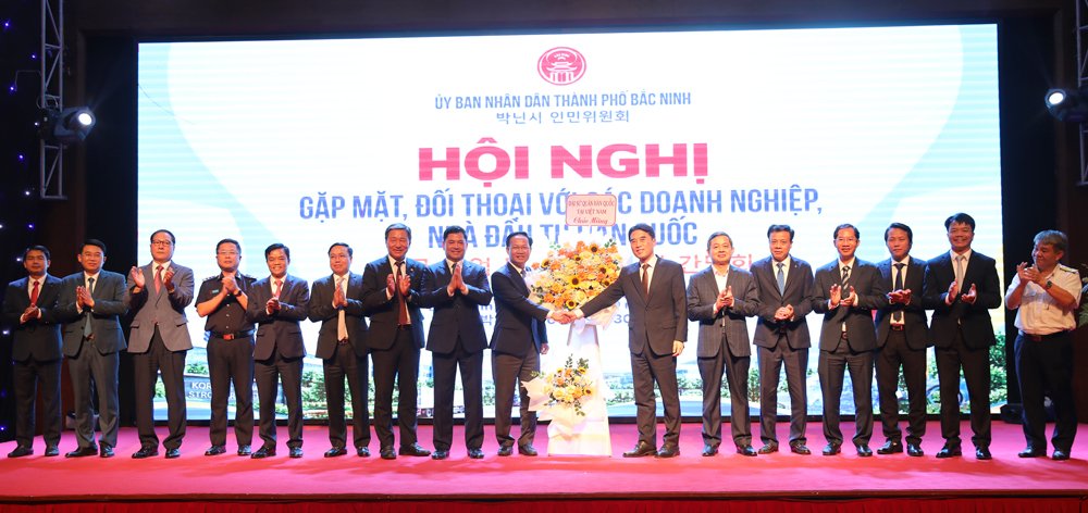 Các đồng chí lãnh đạo thành phố tặng hoa chúc mừng Tổ Xúc tiến và Hỗ trợ đầu tư Hàn Quốc ra mắt tại hội nghị. Các đồng chí lãnh đạo thành phố tặng hoa chúc mừng Tổ Xúc tiến và Hỗ trợ đầu tư Hàn Quốc ra mắt tại hội nghị.