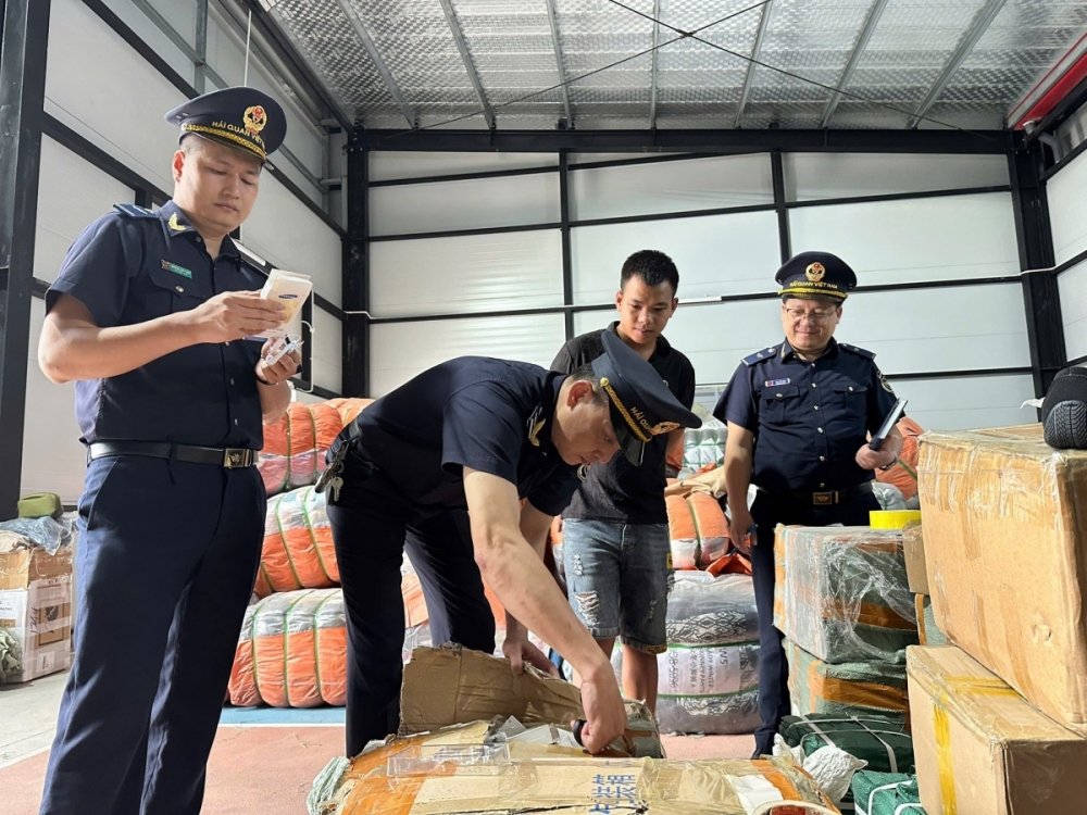 Hải quan tăng cường kiểm so&aacute;t từ sớm, chủ động nhận diện rủi ro v&agrave; ngăn chặn h&agrave;ng giả, h&agrave;ng x&acirc;m phạm quyền SHTT qua bi&ecirc;n giới