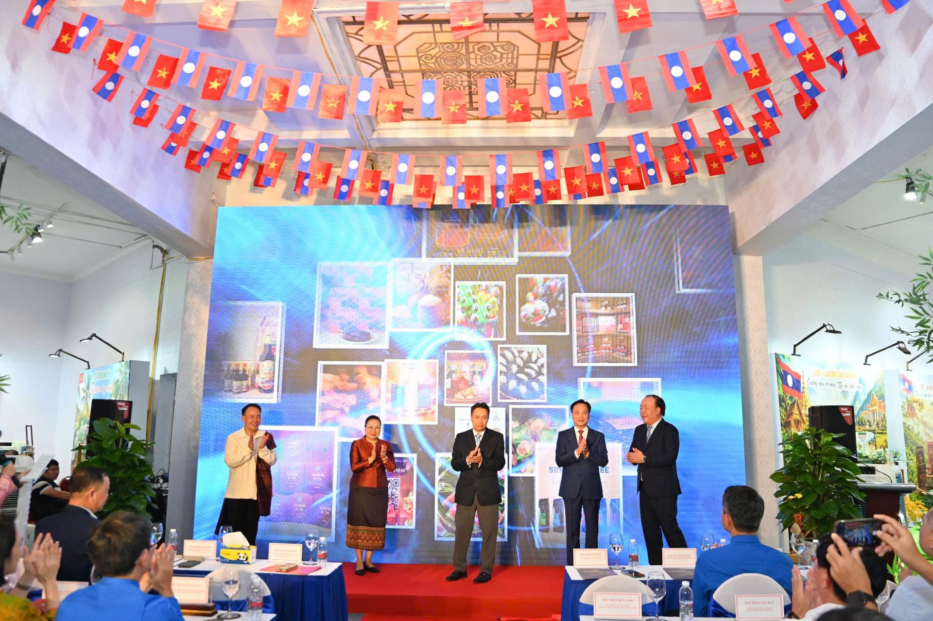 Các đại biểu thực hiện nghi thức Khai mạc Các đại biểu thực hiện nghi thức Khai mạc