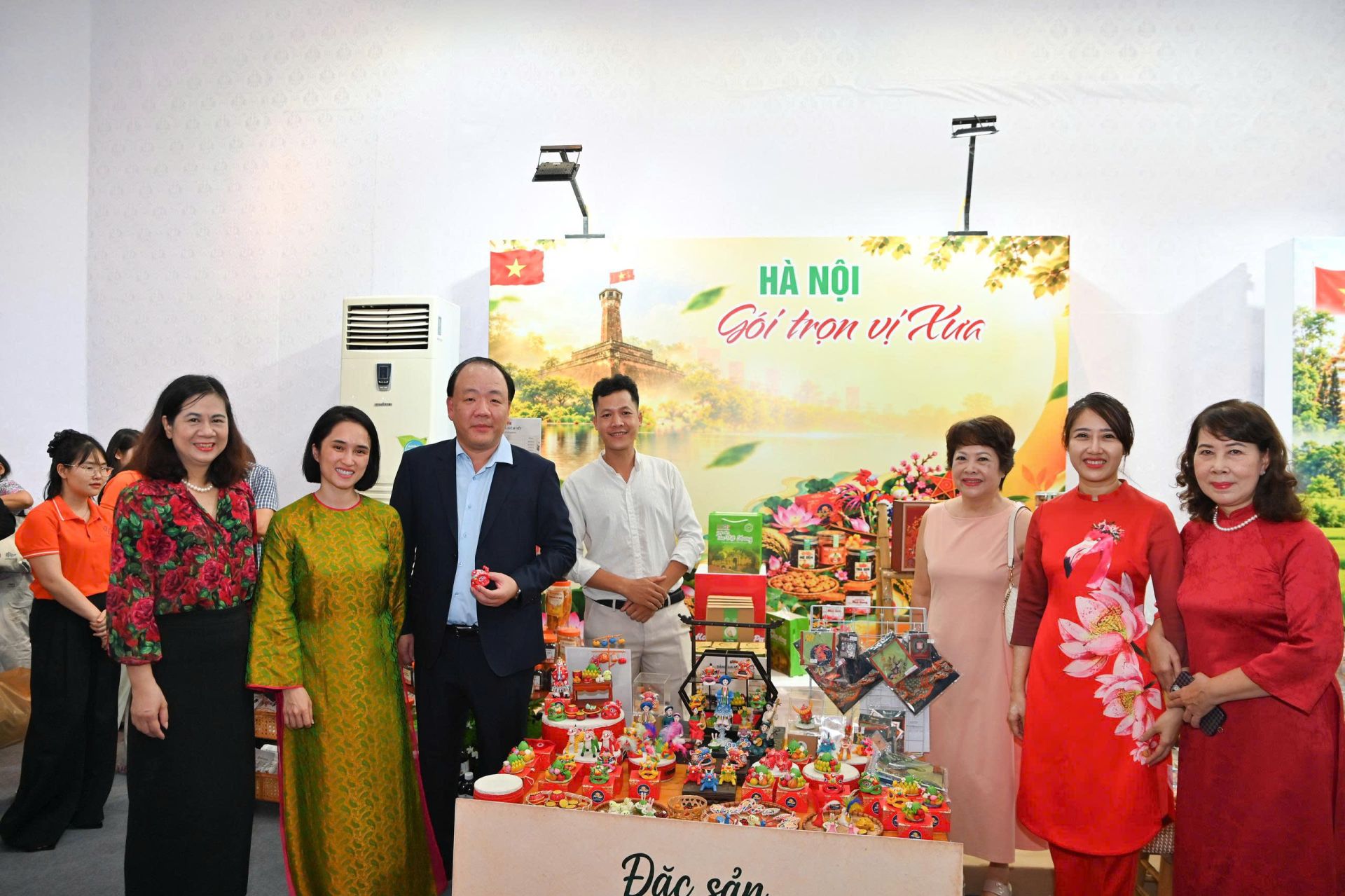 Bà Nguyễn Hồng Trang, Phó Chủ tịch UBND phường Hoàn Kiếm (ảnh giữa) tham quan các gian hàng quảng bá các sản phẩm của Hà Nội tại Tuần lễ sản phẩm Việt - Lào Bà Nguyễn Hồng Trang, Phó Chủ tịch UBND phường Hoàn Kiếm (ảnh giữa) tham quan các gian hàng quảng bá các sản phẩm của Hà Nội tại Tuần lễ sản phẩm Việt - Lào