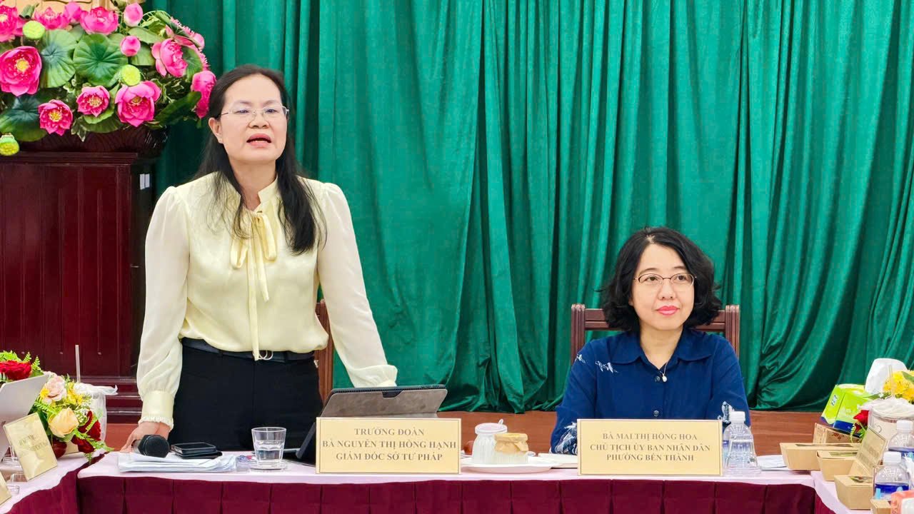 Bà Nguyễn Thị Hồng Hạnh, Giám đốc Sở Tư pháp TP.HCM, lắng nghe và chỉ đạo tháo gỡ những vướng mắc từ thực tiễn cơ sở. Bà Nguyễn Thị Hồng Hạnh, Giám đốc Sở Tư pháp TP.HCM, lắng nghe và chỉ đạo tháo gỡ những vướng mắc từ thực tiễn cơ sở.