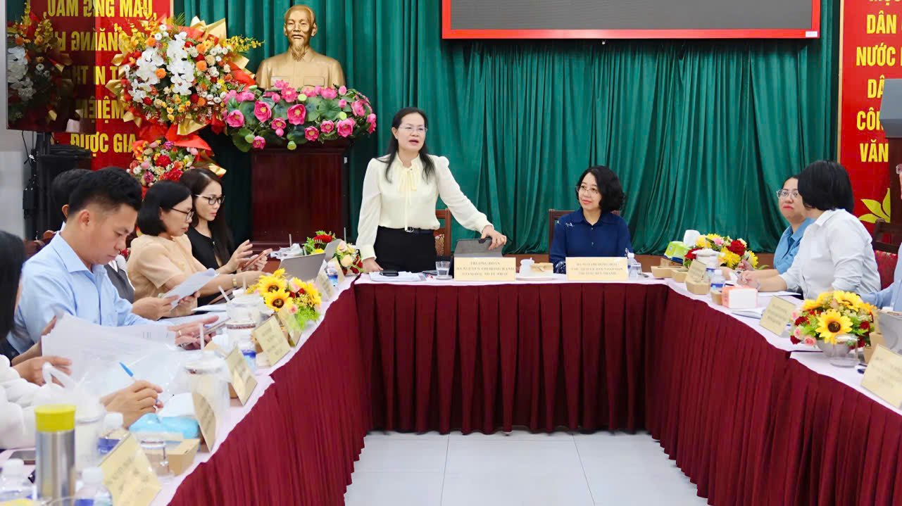 Bà Nguyễn Thị Hồng Hạnh đề nghị các phòng chuyên môn tăng cường xuống cơ sở, trực tiếp hướng dẫn, tháo gỡ khó khăn đối với từng hồ sơ, vụ việc cụ thể. Bà Nguyễn Thị Hồng Hạnh đề nghị các phòng chuyên môn tăng cường xuống cơ sở, trực tiếp hướng dẫn, tháo gỡ khó khăn đối với từng hồ sơ, vụ việc cụ thể.