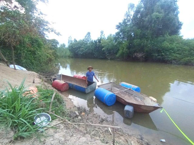 Hai xuồng kim loại bị tạm giữ trong vụ phát hiện khai thác cát tại khu vực bờ sông thuộc thôn Tân Phong, xã Hòa Trí ngày 23/6/2026. Ảnh tư liệu: Công an tỉnh Khánh Hòa. Hai xuồng kim loại bị tạm giữ trong vụ phát hiện khai thác cát tại khu vực bờ sông thuộc thôn Tân Phong, xã Hòa Trí ngày 23/6/2026. Ảnh tư liệu: Công an tỉnh Khánh Hòa.