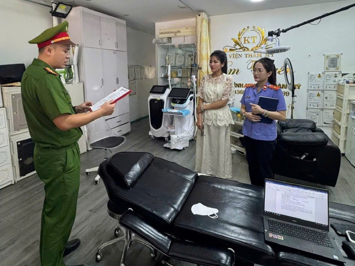 Ph&ograve;ng Cảnh s&aacute;t kinh tế C&ocirc;ng an tỉnh Cao Bằng c&ocirc;ng bố quyết định khởi tố vụ &aacute;n, khởi tố bị can đối với N&ocirc;ng Thị Tuyến. (Ảnh: C&ocirc;ng an tỉnh Cao Bằng)