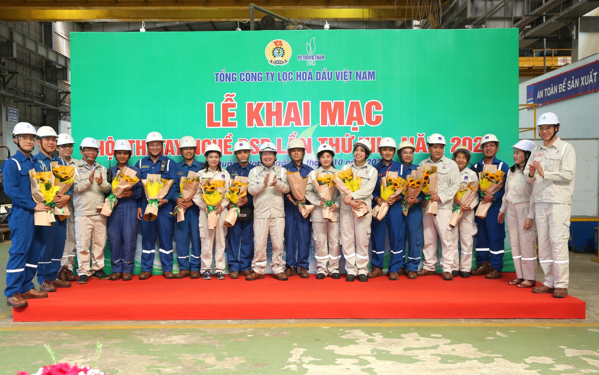 Ban l&atilde;nh đạo BSR tặng hoa động vi&ecirc;n c&aacute;c đội thi