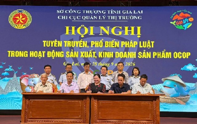 Các chủ thể OCOP ký cam kết. Ảnh: N.T.M.Trang Các chủ thể OCOP ký cam kết. Ảnh: N.T.M.Trang