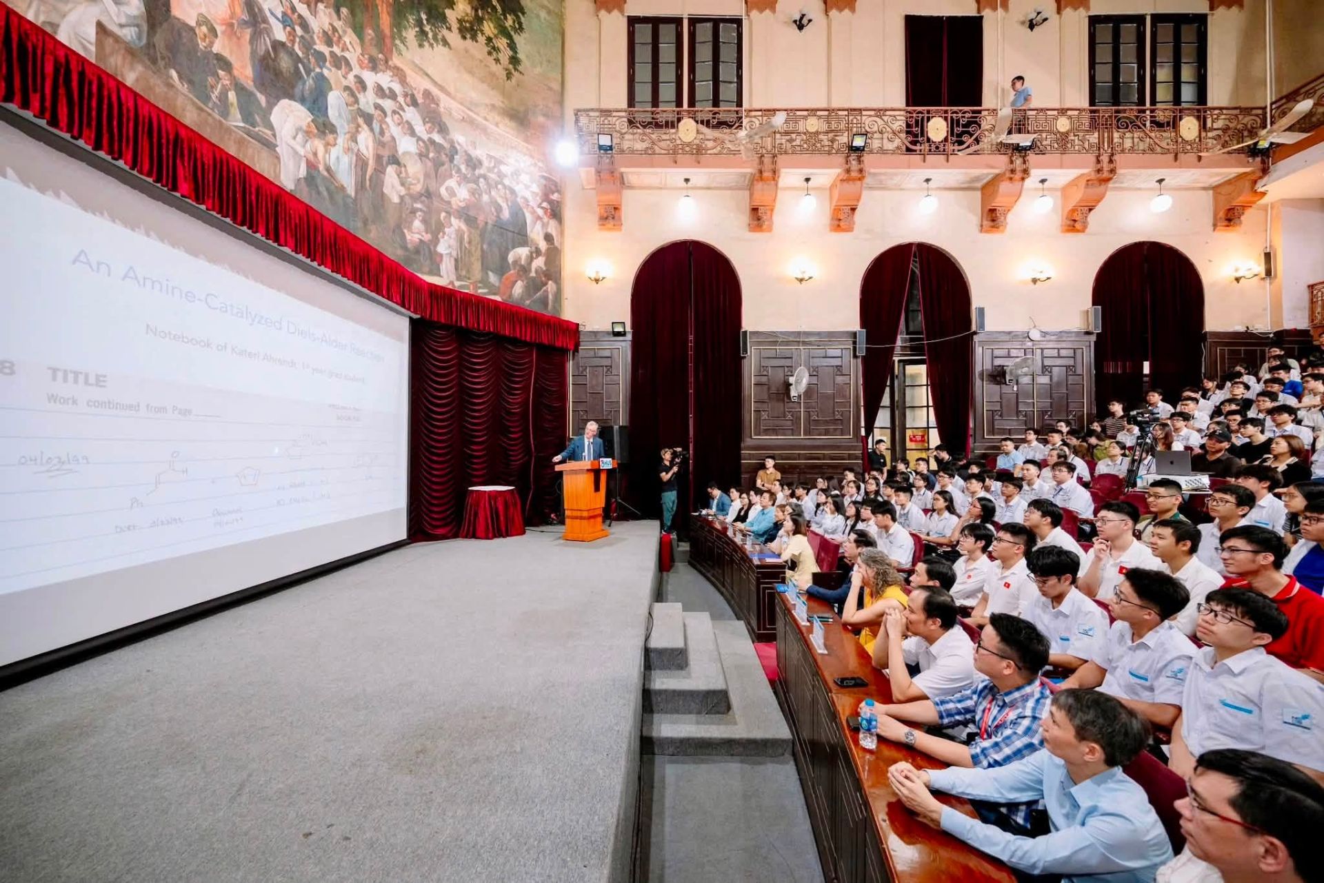 GS. David MacMillan trình bày tại điểm đến đầu tiên trong chuỗi InnovaConnect tại Trường Đại học Khoa học Tự nhiên, Đại học Quốc gia Hà Nội. Ảnh: VFP. GS. David MacMillan trình bày tại điểm đến đầu tiên trong chuỗi InnovaConnect tại Trường Đại học Khoa học Tự nhiên, Đại học Quốc gia Hà Nội. Ảnh: VFP.