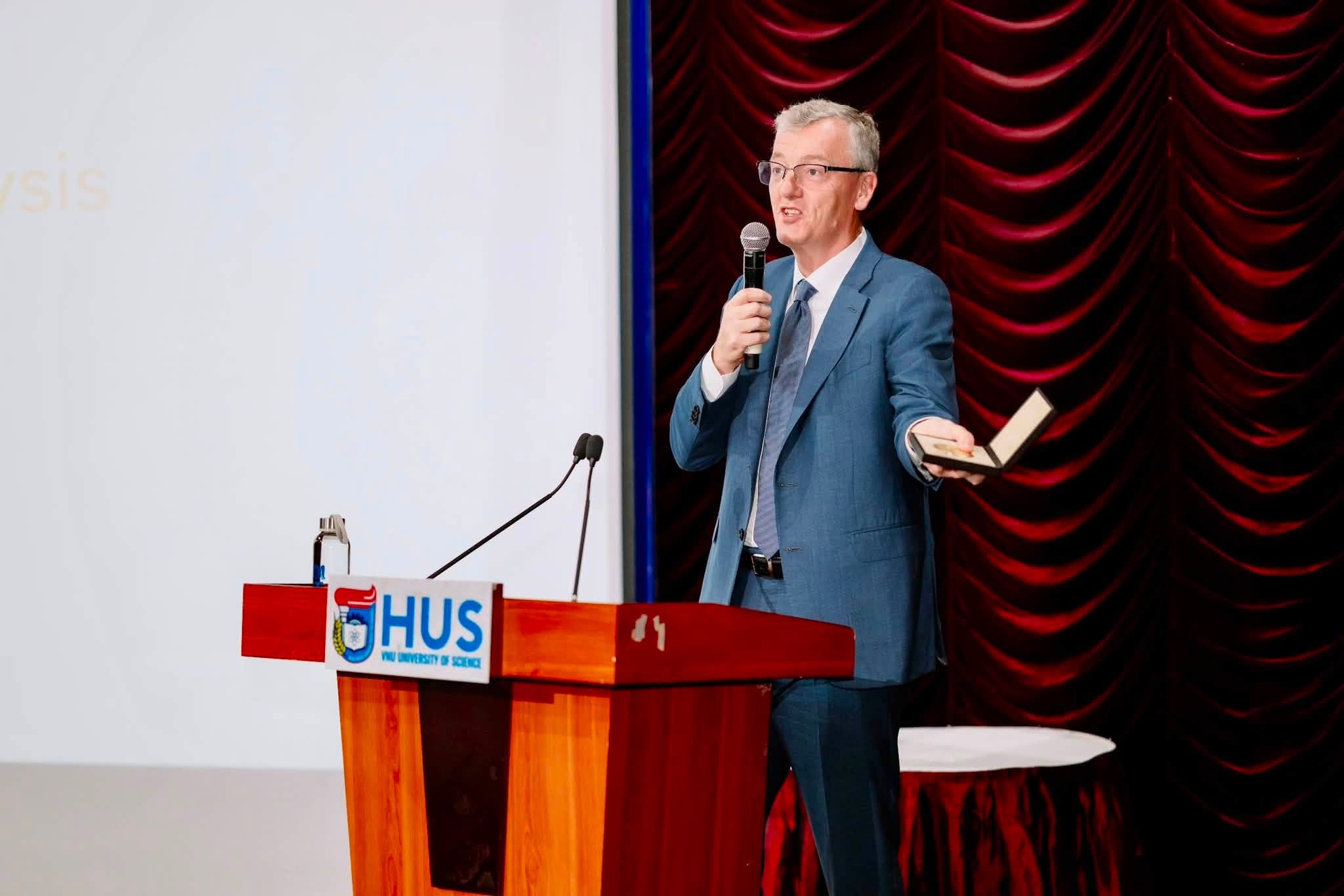Với các nghiên cứu trải rộng trên hóa học hữu cơ, xúc tác hữu cơ và xúc tác quang oxi hóa - khử, GS. MacMillan đã tiên phong trong việc phát triển những phương pháp mới giúp tạo ra các phân tử phức tạp với hiệu quả và độ chọn lọc cao hơn, mở ra nhiều tiềm năng cho tổng hợp hóa học và khám phá các hợp chất có hoạt tính sinh học. Ảnh: VFP. Với các nghiên cứu trải rộng trên hóa học hữu cơ, xúc tác hữu cơ và xúc tác quang oxi hóa - khử, GS. MacMillan đã tiên phong trong việc phát triển những phương pháp mới giúp tạo ra các phân tử phức tạp với hiệu quả và độ chọn lọc cao hơn, mở ra nhiều tiềm năng cho tổng hợp hóa học và khám phá các hợp chất có hoạt tính sinh học. Ảnh: VFP.