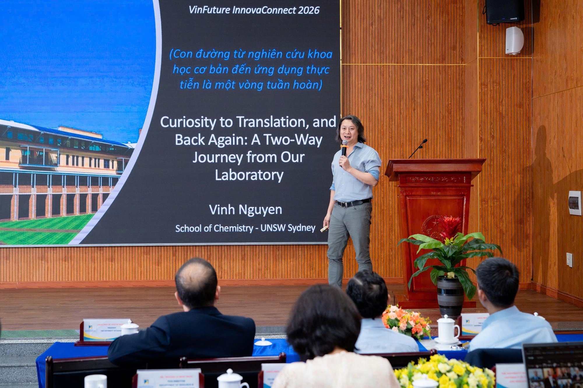 GS. Nguyễn Thành Vinh chia sẻ về hướng nghiên cứu với các nhà nghiên cứu và sinh viên tại Trường Đại học Bách Khoa – Đại học Đà Nẵng, điểm dừng chân thứ 2 trong chuỗi sự kiện kết nối InnovaConnect. Ảnh: VFP. GS. Nguyễn Thành Vinh chia sẻ về hướng nghiên cứu với các nhà nghiên cứu và sinh viên tại Trường Đại học Bách Khoa – Đại học Đà Nẵng, điểm dừng chân thứ 2 trong chuỗi sự kiện kết nối InnovaConnect. Ảnh: VFP.