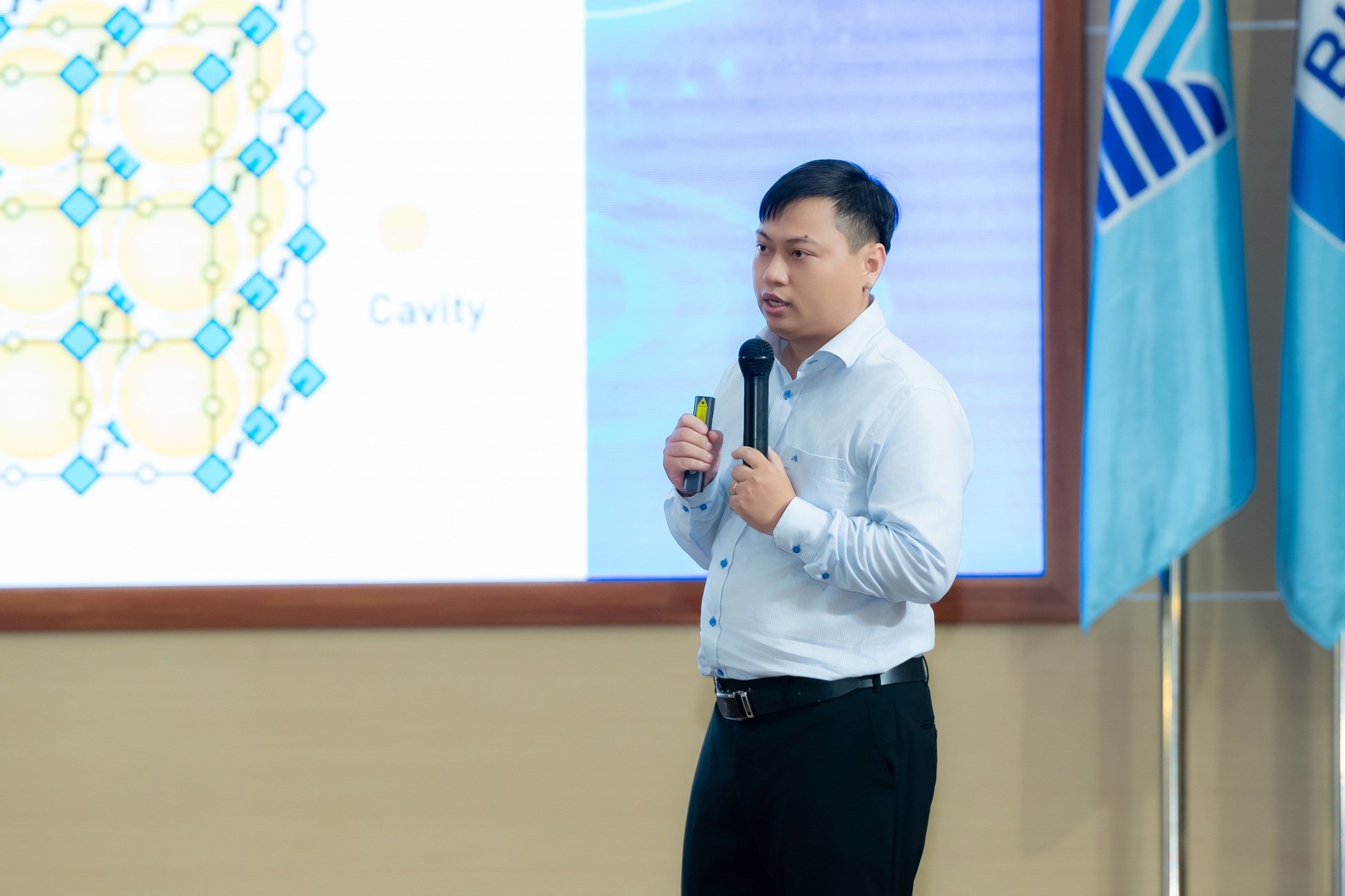 Tại điểm dừng chân cuối cùng ở TP.HCM có sự tham gia trình bày của PGS.TS. Đoàn Lê Hoàng Tân, nhà nghiên cứu trong lĩnh vực vật liệu tiên tiến và công nghệ nano. Ảnh: VFP. Tại điểm dừng chân cuối cùng ở TP.HCM có sự tham gia trình bày của PGS.TS. Đoàn Lê Hoàng Tân, nhà nghiên cứu trong lĩnh vực vật liệu tiên tiến và công nghệ nano. Ảnh: VFP.