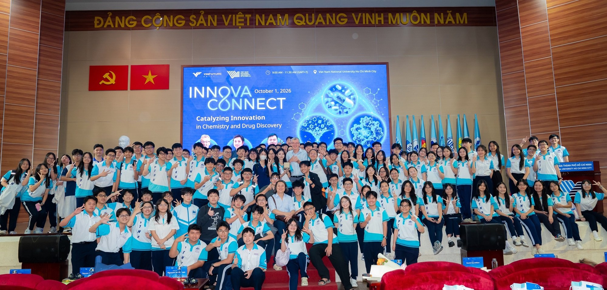 Học sinh Trường Phổ thông Năng khiếu, Đại học Quốc gia TP.HCM, chụp ảnh lưu niệm cùng các diễn giả. Học sinh Trường Phổ thông Năng khiếu, Đại học Quốc gia TP.HCM, chụp ảnh lưu niệm cùng các diễn giả.