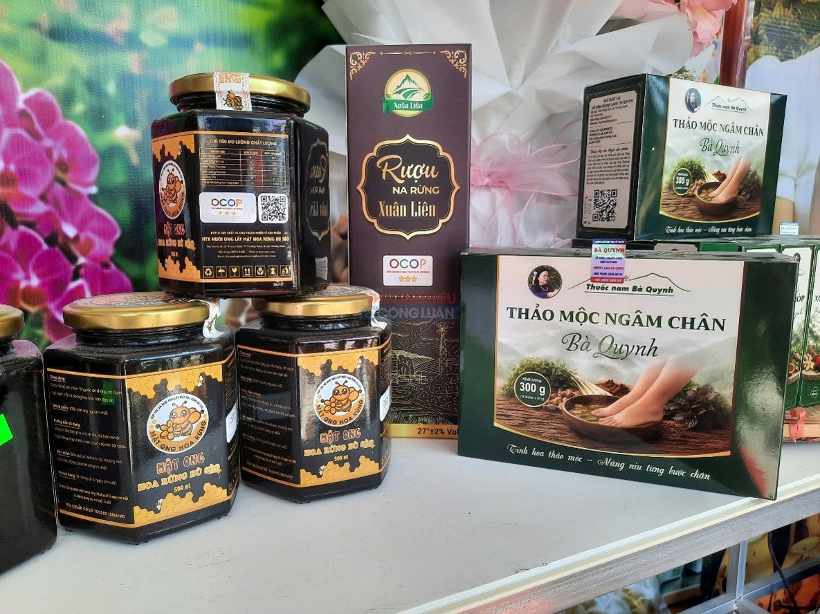 Xã Thường Xuân mang đến phiên chợ năm nay rất nhiều sản vật địa phương, một trong số đó là những sản phẩm OCOP 3 Xã Thường Xuân mang đến phiên chợ năm nay rất nhiều sản vật địa phương, một trong số đó là những sản phẩm OCOP 3