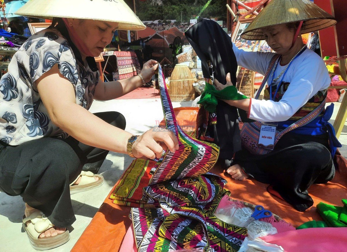 Nghệ nhân xã Cẩm Thạch đang giới thiệu sản phẩm truyền thống của địa phương Nghệ nhân xã Cẩm Thạch đang giới thiệu sản phẩm truyền thống của địa phương
