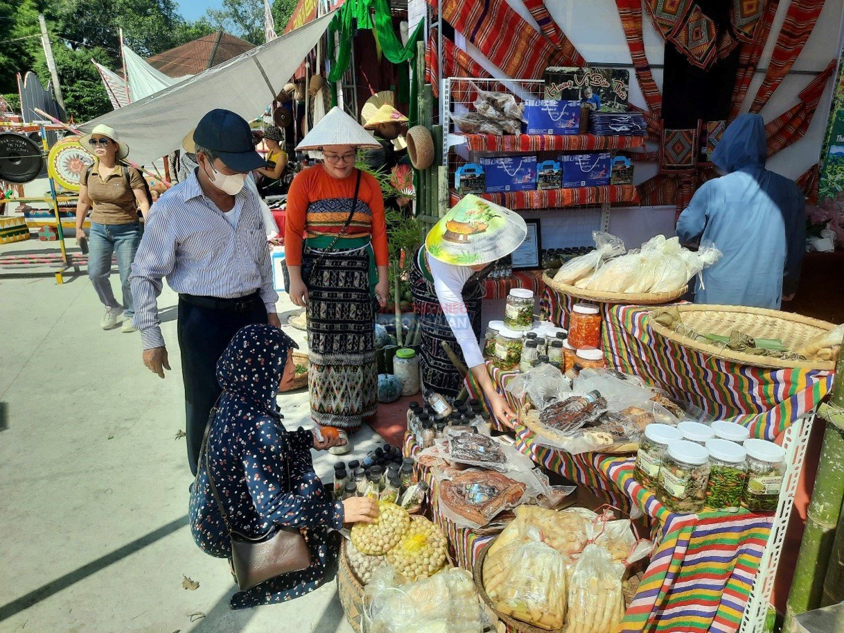 Du khách tham quan gian hàng và mua những sản vật địa phương được bày bán tại phiên chợ Du khách tham quan gian hàng và mua những sản vật địa phương được bày bán tại phiên chợ