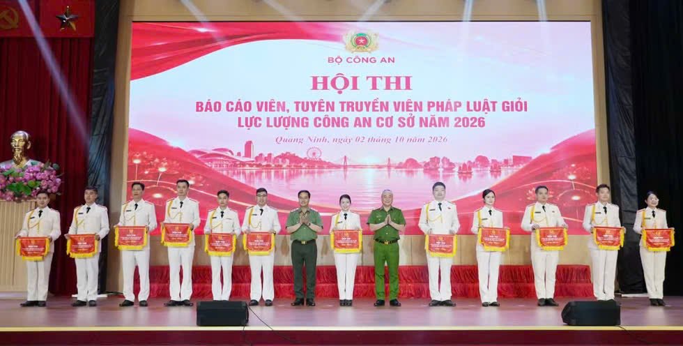 L&atilde;nh đạo Bộ C&ocirc;ng an v&agrave; C&ocirc;ng an th&agrave;nh phố Quảng Ninh tặng cờ lưu niệm cho c&aacute;c đội thi