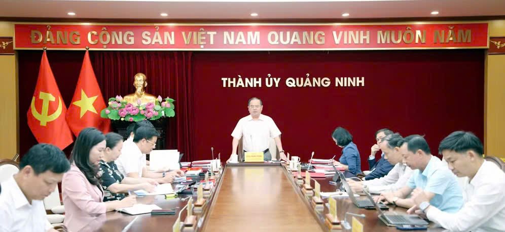 &Ocirc;ng Quản Minh Cường, Ủy vi&ecirc;n Trung ương Đảng, B&iacute; thư Th&agrave;nh ủy Quảng Ninh, Trưởng Đo&agrave;n ĐBQH th&agrave;nh phố, chủ tr&igrave; hội nghị