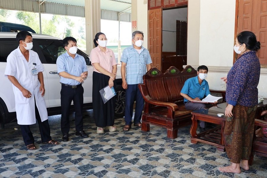 Ng&agrave;nh y tế H&agrave; Tĩnh kiểm tra gi&aacute;m s&aacute;t trực tiếp tại c&aacute;c hộ gia đ&igrave;nh xuất hiện dịch c&uacute;m gia cầm H5N1