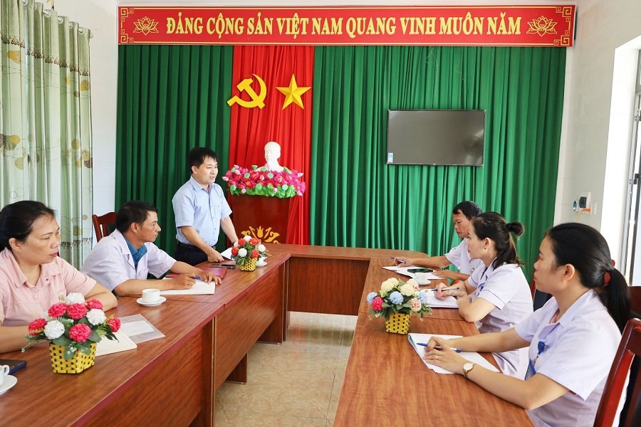 CDC H&agrave; Tĩnh l&agrave;m việc với Trạm Y tế x&atilde; Đồng Tiến để triển khai c&aacute;c biện năng dịch H5N1 lấy sang người